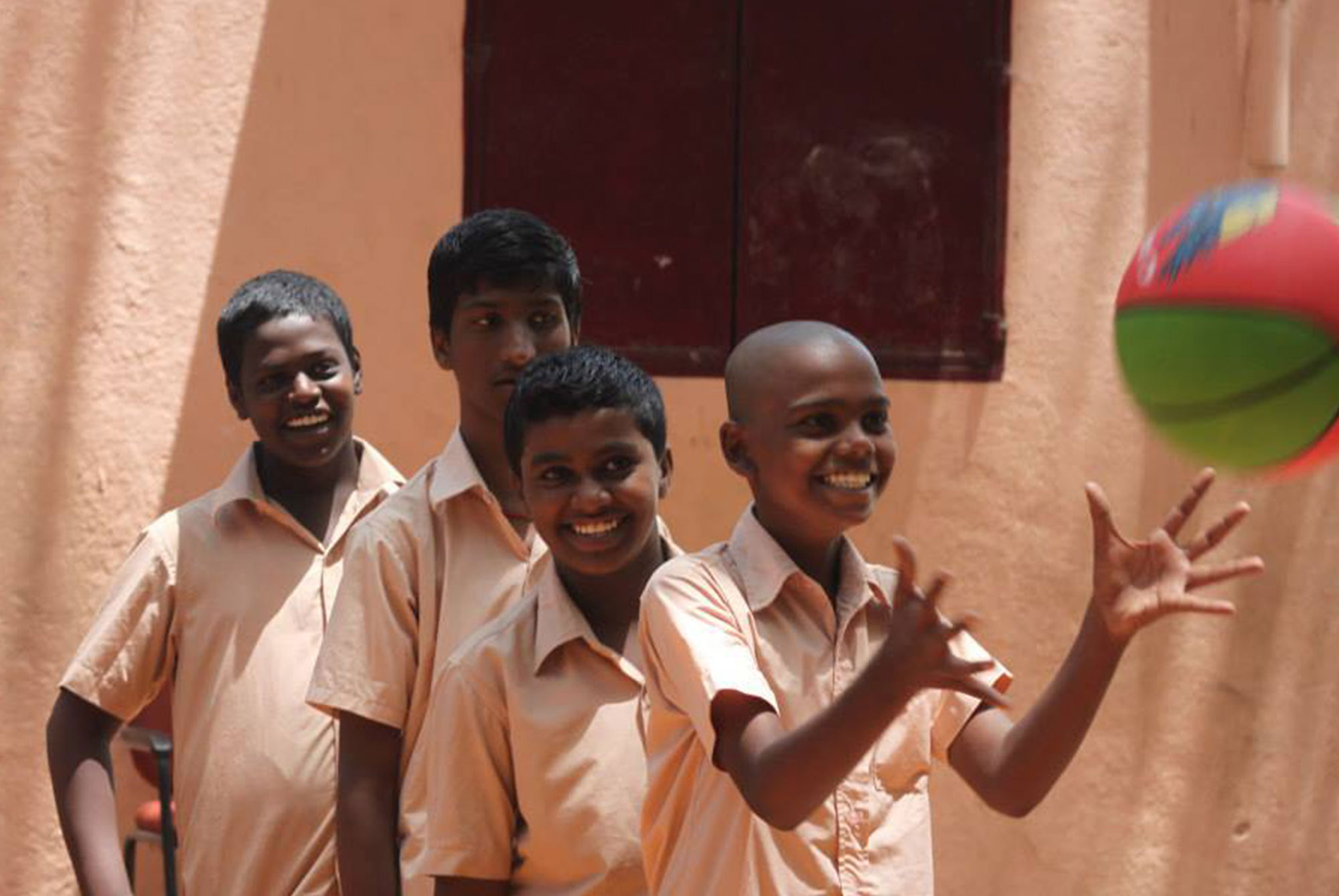 volunteer plays with kids in jaipur project