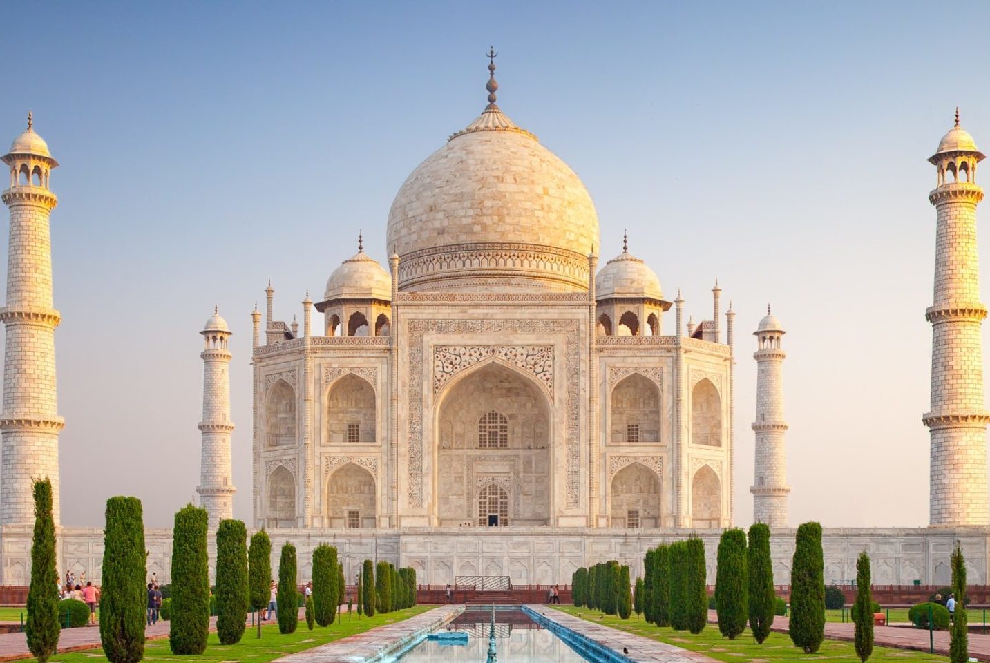 volunteer travellers at Taj Mahal India